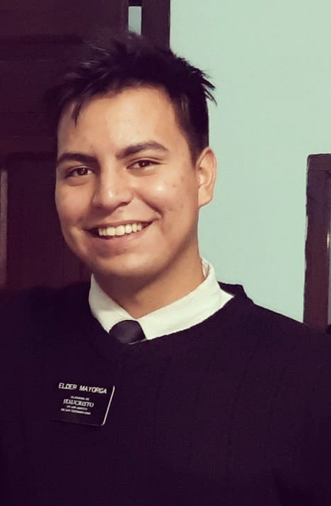 Foto de Joel Mayorga sonriendo, vistiendo un sweater azul oscuro